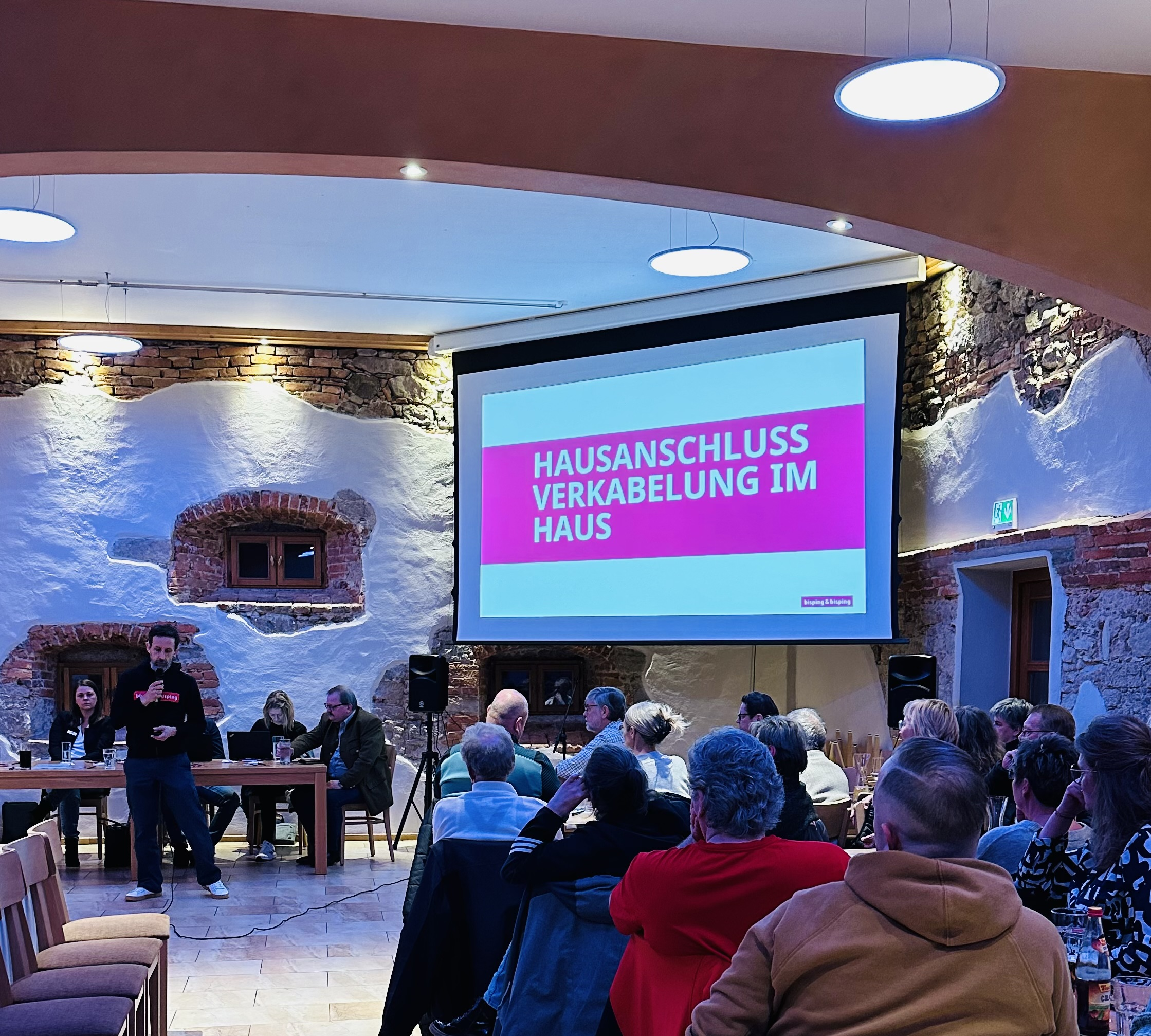 Gemeinsam mit dem 1. Bürgermeister Alfred Stier und Vertreter der Kommune Marion Mark und Christian Gleißner, standen Susi Bisping und weitere Ansprechpartner der Firma bisping & bisping für jegliche Fragen rund um den Glasfaserausbau zur Verfügung.