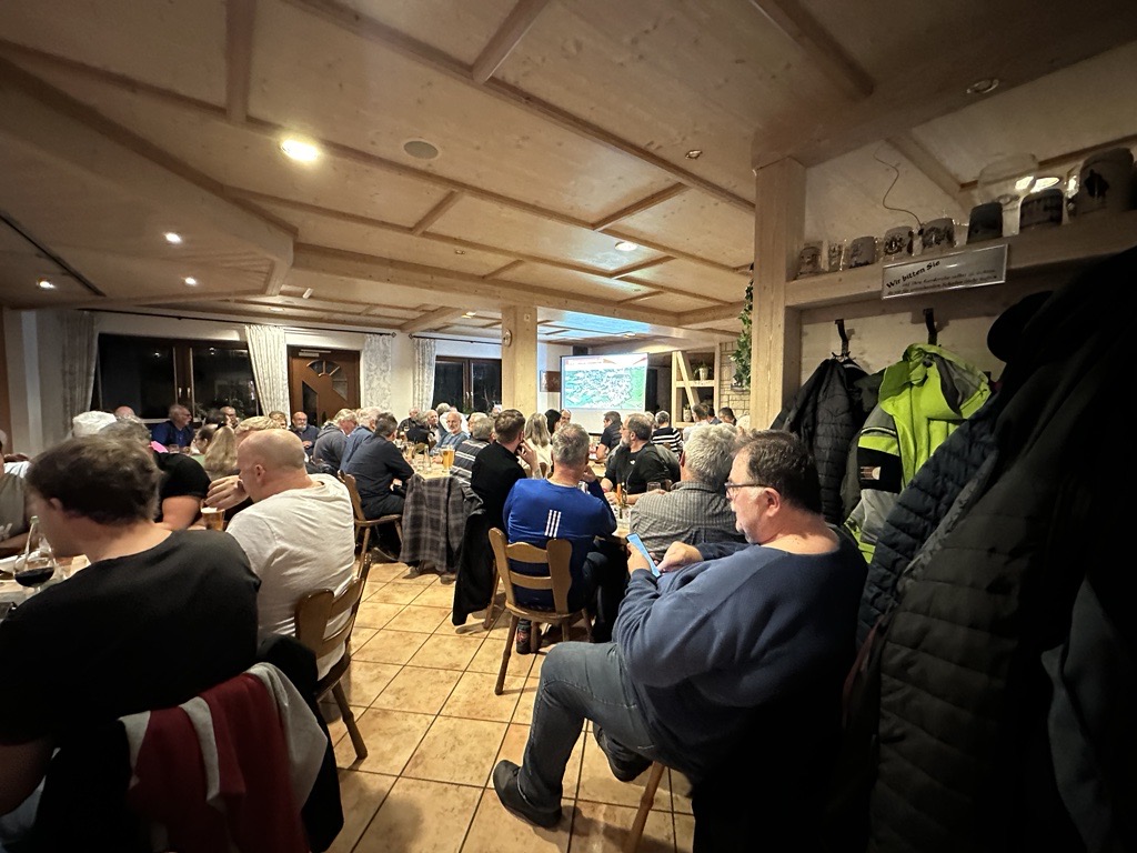 Bürgerversammlung am 11. Oktober 2024 in Bechhofen: Bürgermeister Sven Waidmann, Bernd Kober und Martin Günther präsentieren gemeinsam mit Bisping & Bisping den erfolgreichen Abschluss des Glasfaser-Breitbandausbaus vor rund 70 Bürgerinnen und Bürgern