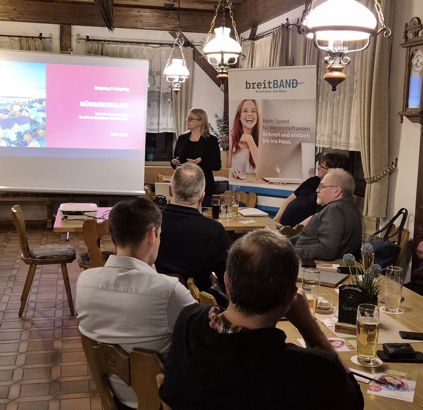 Dialogveranstaltung am 29. Januar 2025 in Bechhofen: Bürgermeister Waidmann, Vertreter der stadtWERKE Feuchtwangen und zahlreiche Bürgerinnen und Bürger diskutieren über Glasfaser-Ausbau und nahKRAFT-Strom.