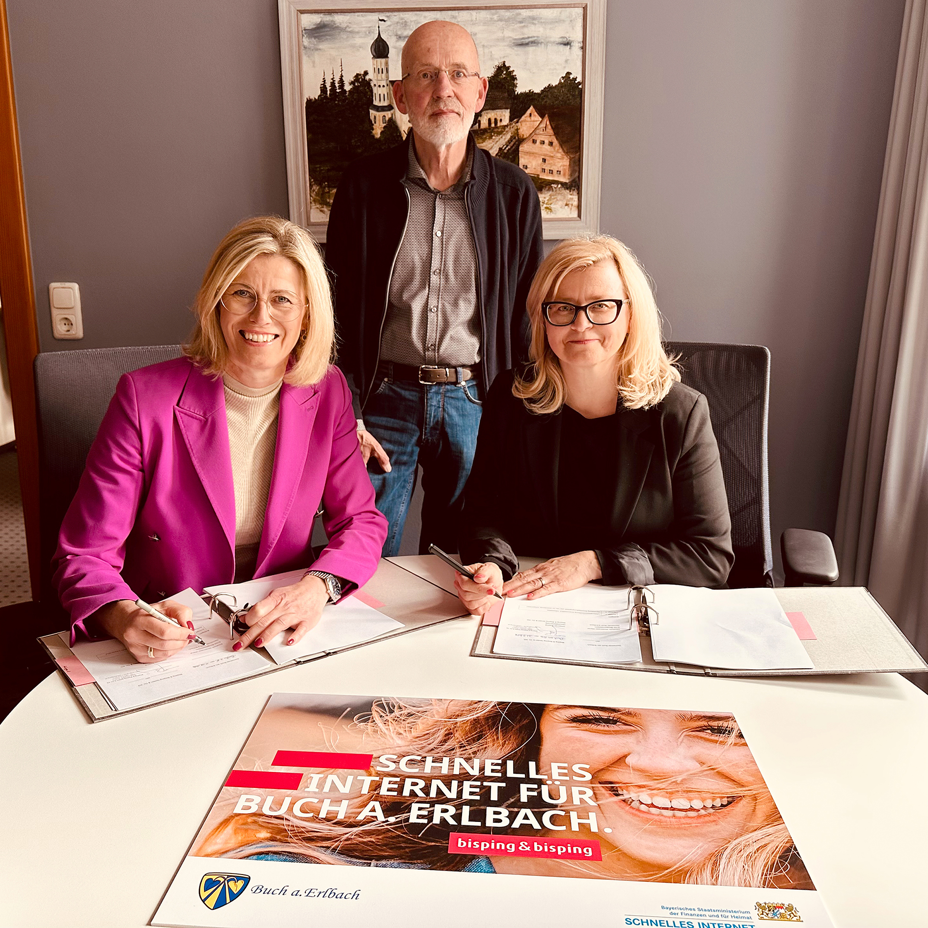 Vertragsunterzeichnung Breitbandausbau  Buch am Erlbach (v.l.n.r.): Elisabeth Winklmaier-Wenzl, Erste Bürgermeisterin Buch am Erlbach;  Michael Räbiger, Breitbandberater Corwese;  Susi Bisping, Gebietsentwicklung bisping & bisping. Foto: René Spanier