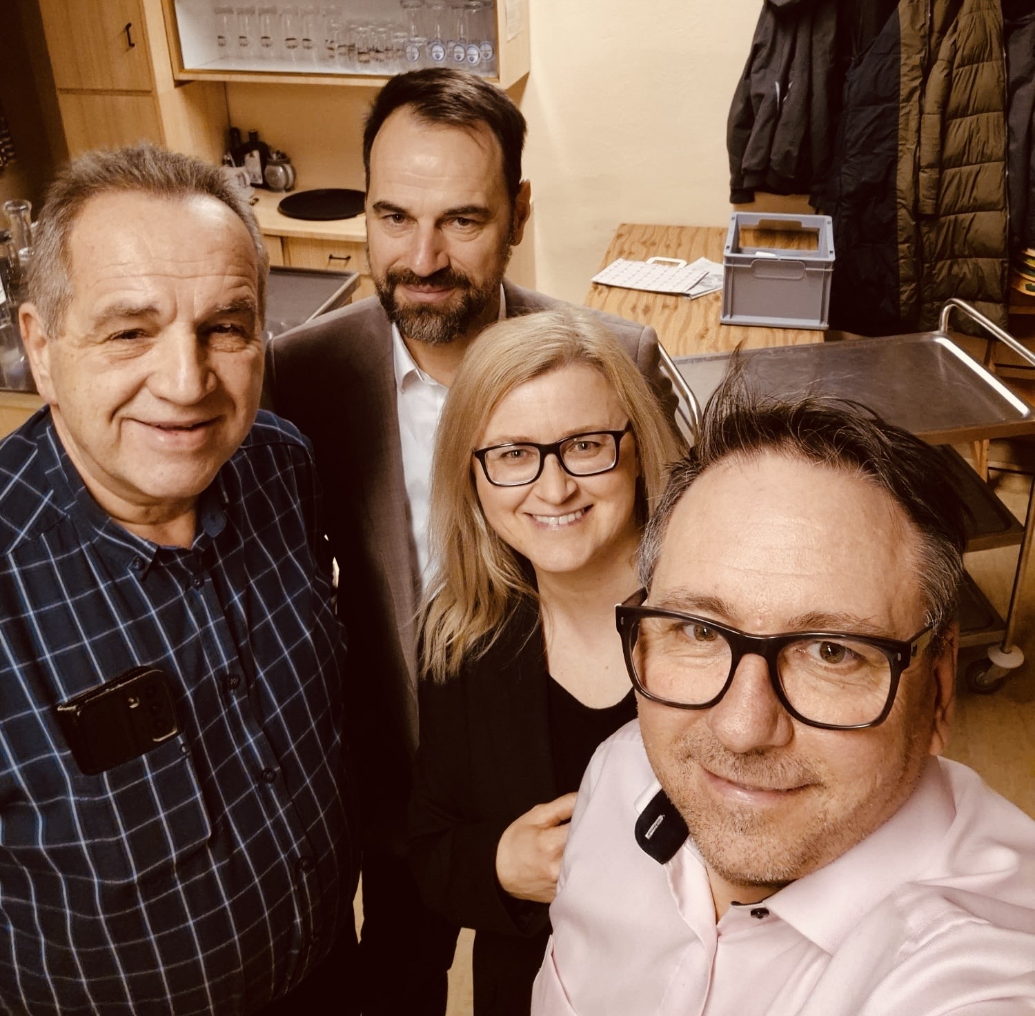 Dialogveranstaltung am 18. Februar 2025 in Kaierberg: Bürgermeister Thomas Beck (Dentlein) und Bürgermeister Walter Kollmar (Wieseth) informieren Bürgerinnen und Bürger über Glasfaser-Ausbau und nahKRAFT-Strom im Rahmen der Energiezukunftsinitiative von Bisping & Bisping und den stadtWERKEN Feuchtwangen.