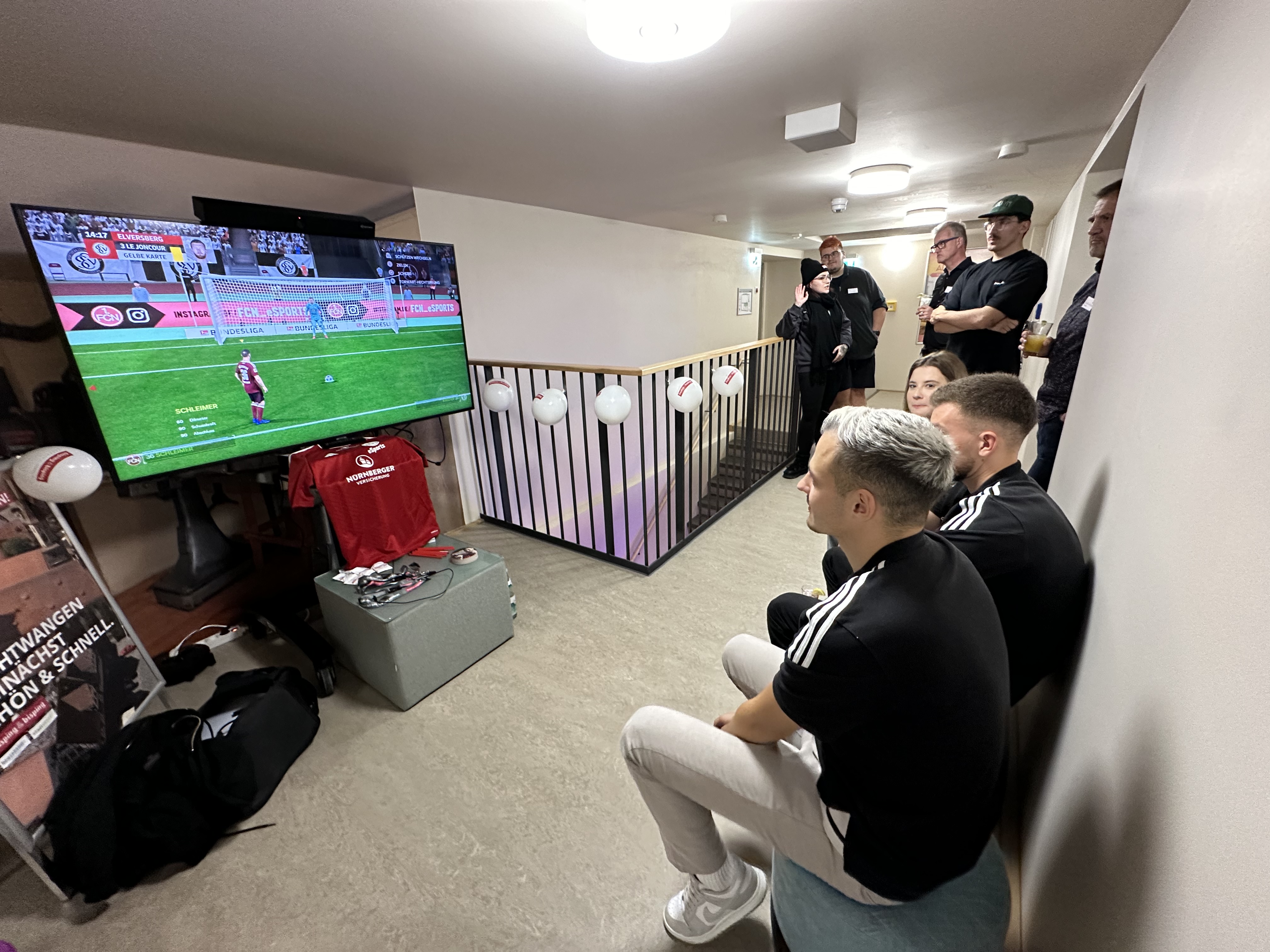 eSportler Nico 'Nicsonish' Köhler und Yannick 'Klastocky' Grum vom 1. FC Nürnberg mit Bürgermeister Patrick Ruh und Susi Bisping beim Event 'Ab 18: Der Film deines Lebens beginnt' im KulturKino Feuchtwangen.