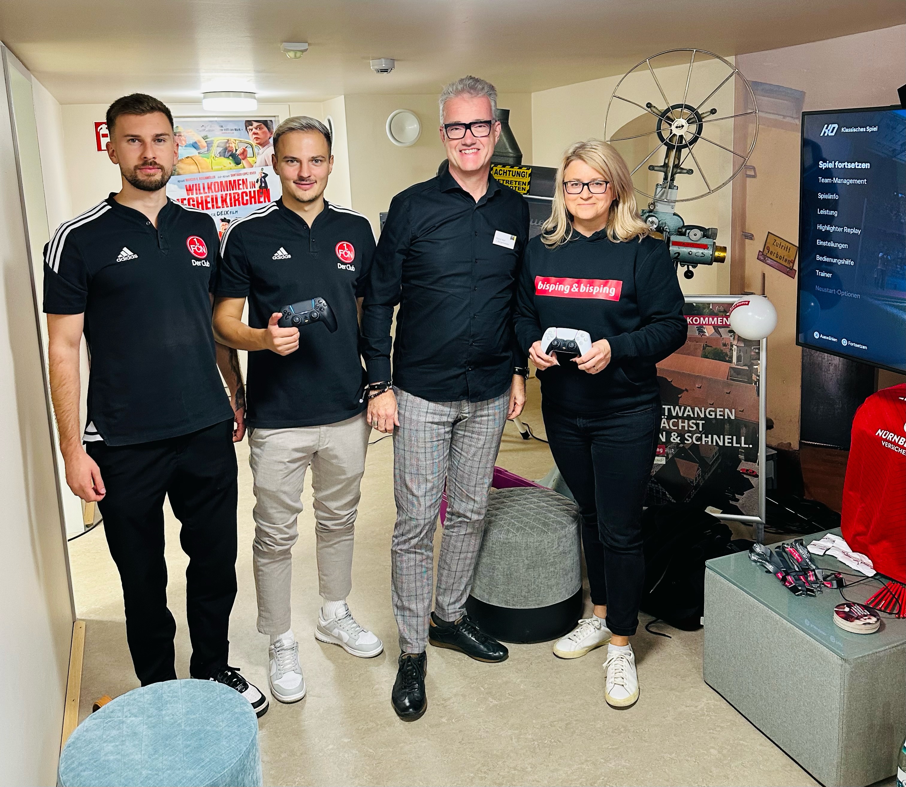 eSportler Nico 'Nicsonish' Köhler und Yannick 'Klastocky' Grum vom 1. FC Nürnberg mit Bürgermeister Patrick Ruh und Susi Bisping beim Event 'Ab 18: Der Film deines Lebens beginnt' im KulturKino Feuchtwangen.