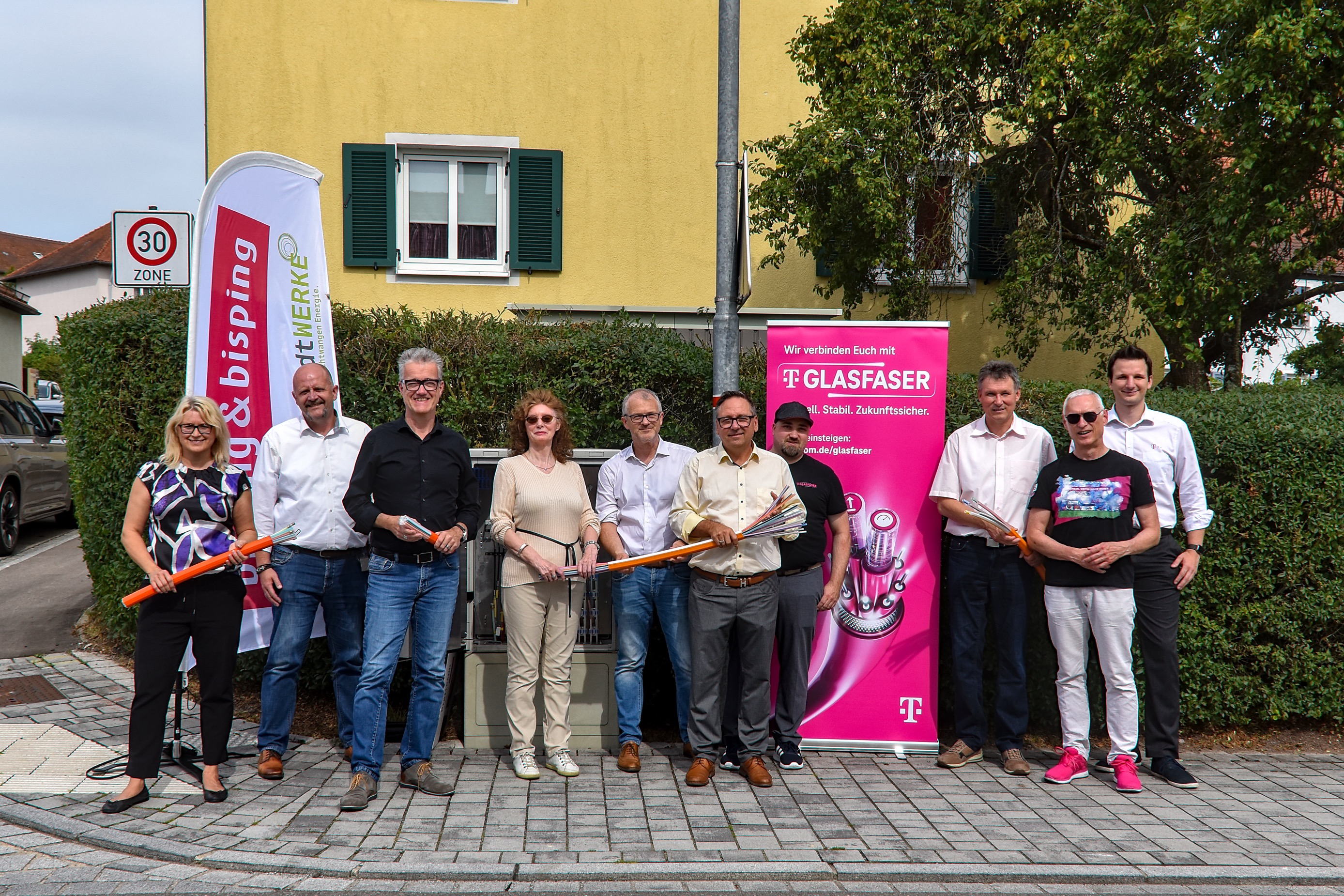 Offizieller Start der Aktivierung des Glasfasernetzes im Wohngebiet Weiherlache.