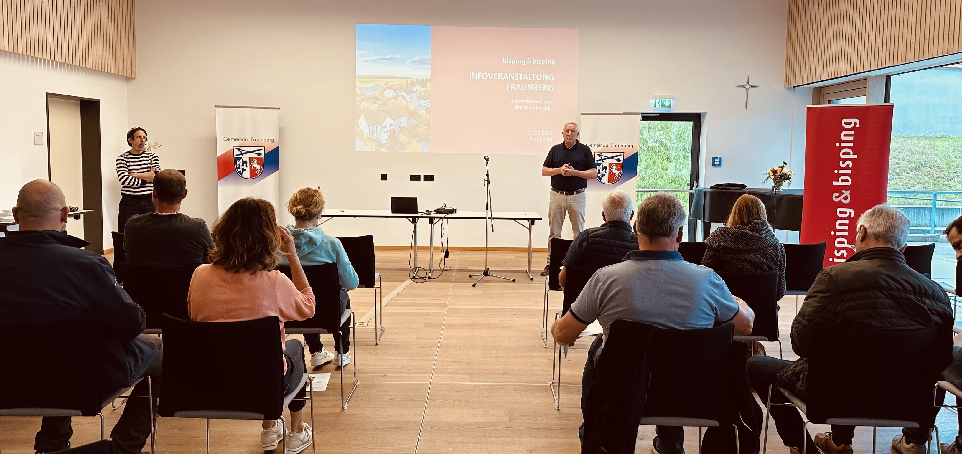 Gemeinsam mit dem 1. Bürgermeister Johann Wiesmaier, dem 2. Bürgermeister Johann Rasthofer und zahlreichen Gemeinderäten standen Susi Bisping und weitere Ansprechpartner der Firma bisping & bisping für jegliche Fragen rund um den Glasfaserausbau zur Verfügung.