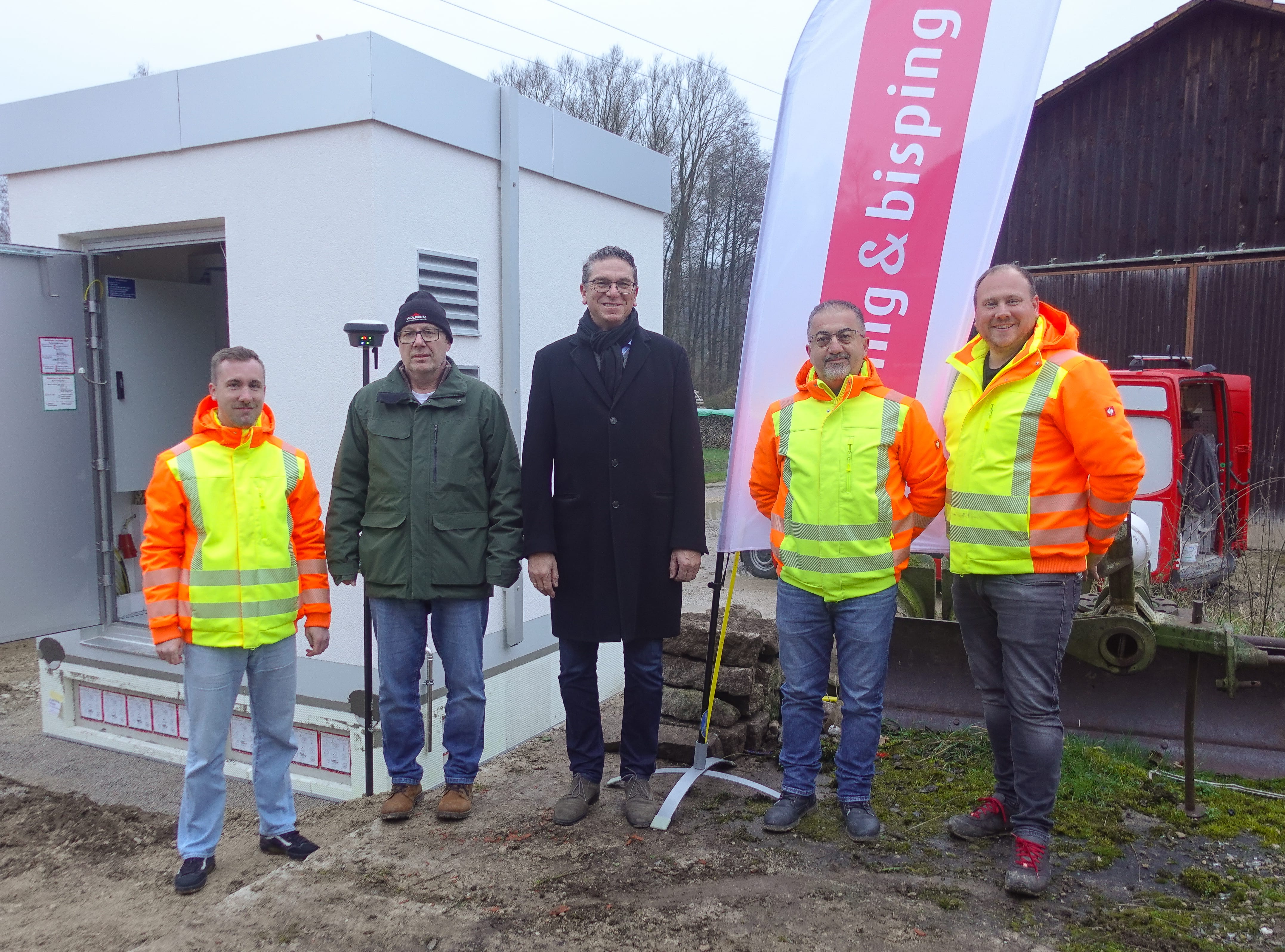 POP-Aufstellung in Greding: Technikgebäude im Ortsteil Hausen als zentraler Knotenpunkt für den Glasfaserausbau – Verbindung des überregionalen Netzes mit lokalen Anschlüssen.