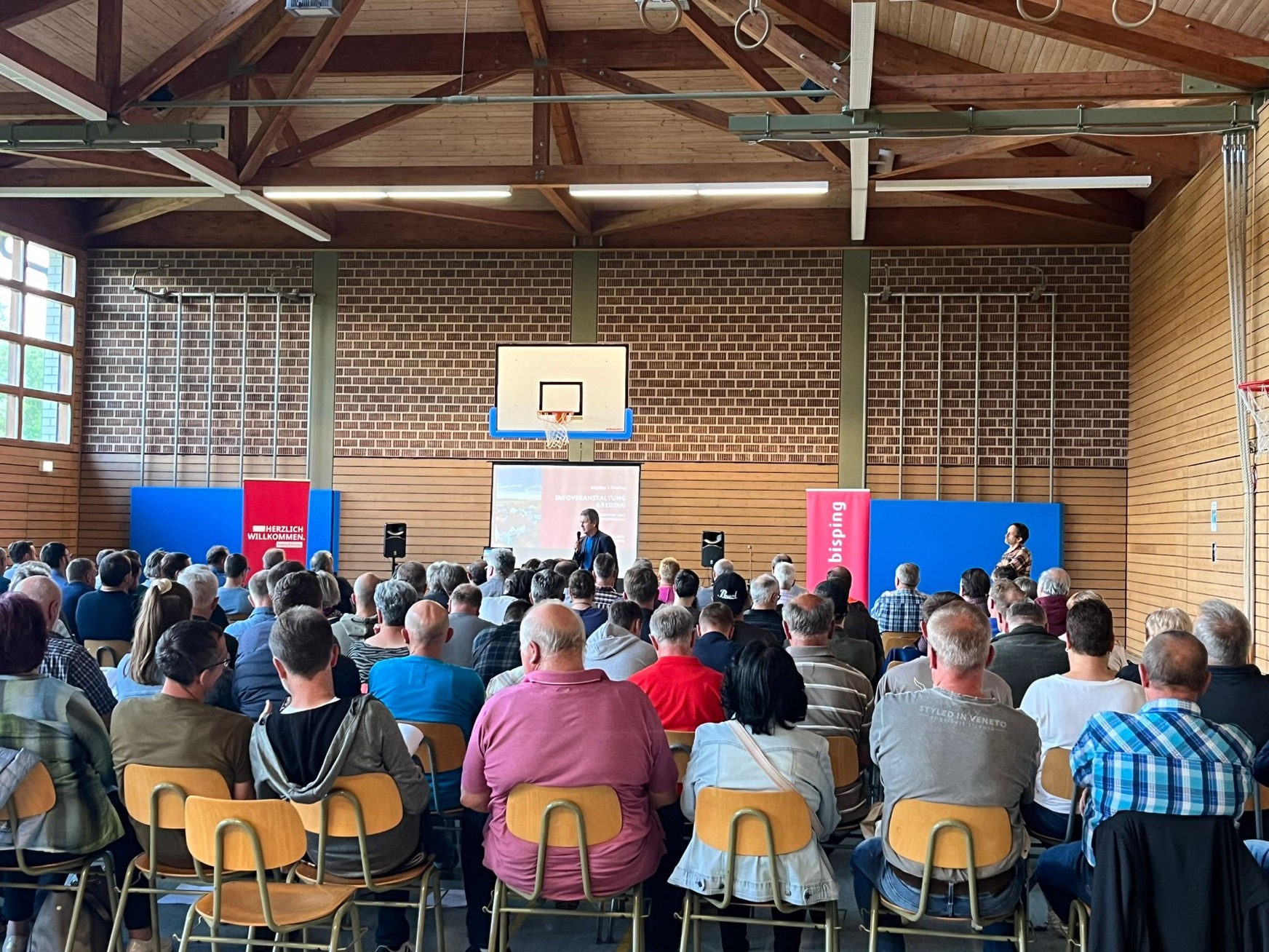 Am 4. Mai 2024 fand in Greding die zweite Informationsveranstaltung zum Glasfaserausbau statt, bei der etwa 150 Bürgerinnen und Bürger aus den Ortsteilen Obermässing und Untermässing teilnahmen.