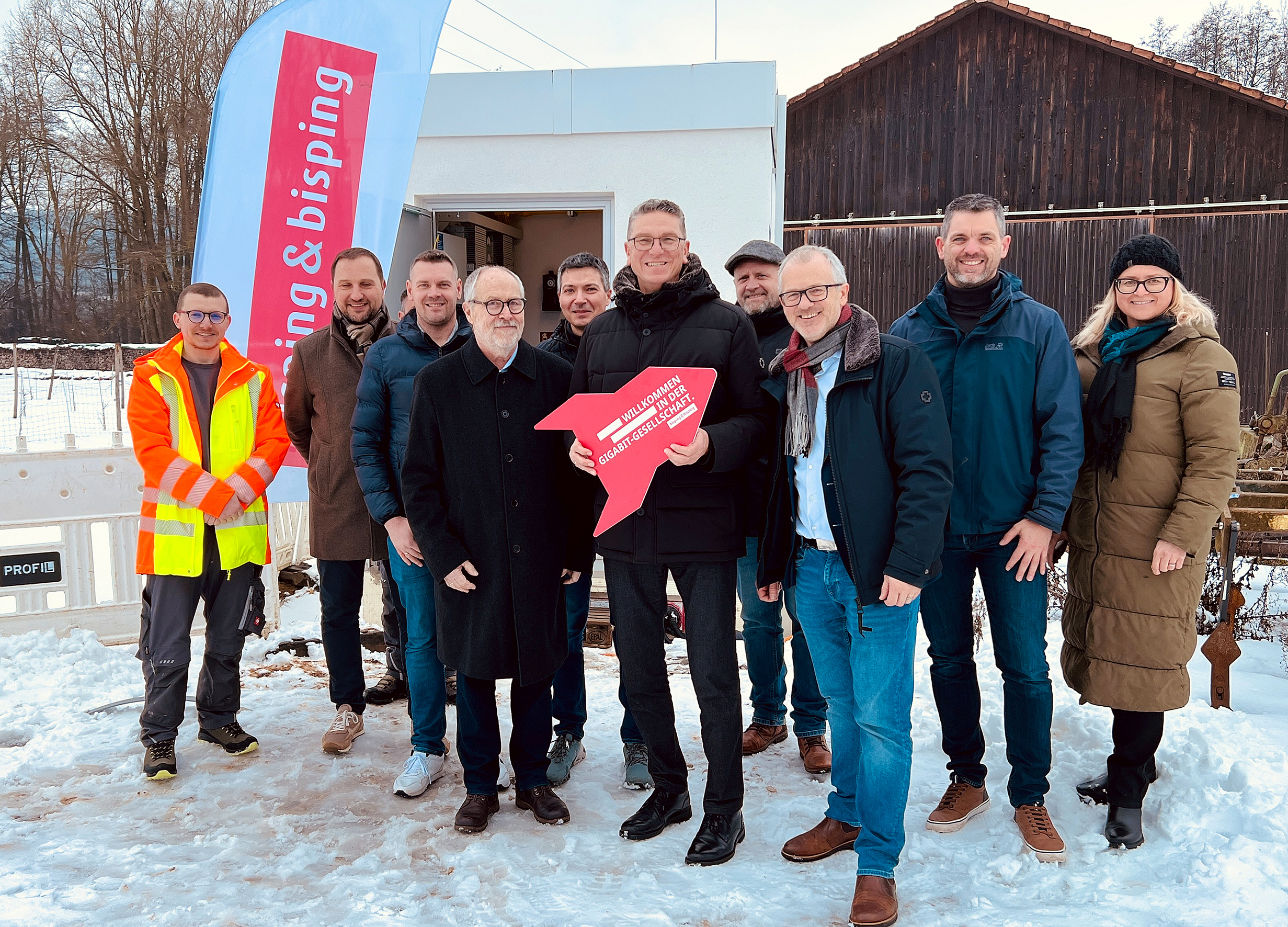 Teilinbetriebnahme Glasfasernetz Greding (v.l.n.r.):  Jasmin Delic (Glasfaserproduktion & Hausanschlüsse, bisping & bisping) Andreas Schneider (Stadtbaumeister, Stadt Greding) Michael Nagel (Stadtrat Greding)  Michael Langer (Breitbandberatung Bayern) Manfred Gilch (Testkunde, Greding) Josef Dintner (Erster Bürgermeister, Stadt Greding) Martin Dorn (Leiter Infrastruktur, bisping & bisping) Johannes Bisping (Geschäftsführer, bisping & bisping) Jürgen Joos (Stadtrat Greding)  Susi Bisping (strategische Gebietsentwicklung, bisping & bisping)  Foto: bisping & bisping
