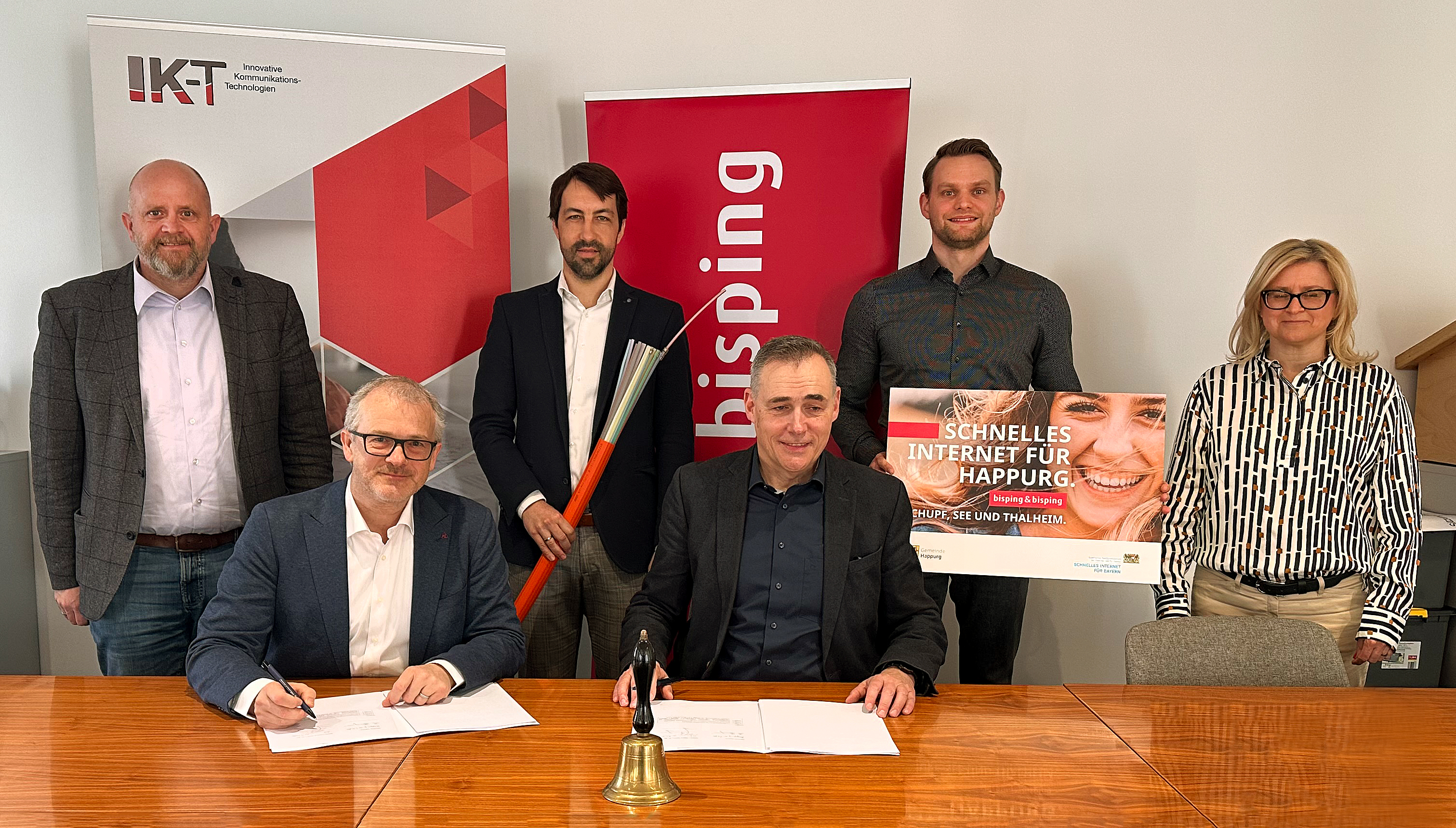 Martin Dorn (Leitung Infrastruktur bisping & bisping) Johannes Bisping (Geschäftsführung bisping & bisping) Bastian Schmiofski (Breitbandberatung IK-T) Bernd Bogner (Erster Bürgermeister Gemeinde Happurg) Andreas Kremer (Leiter der Kämmerei Gemeinde Happurg) Susi Bisping (Gebietsentwicklung bisping & bisping) Foto: bisping & bisping