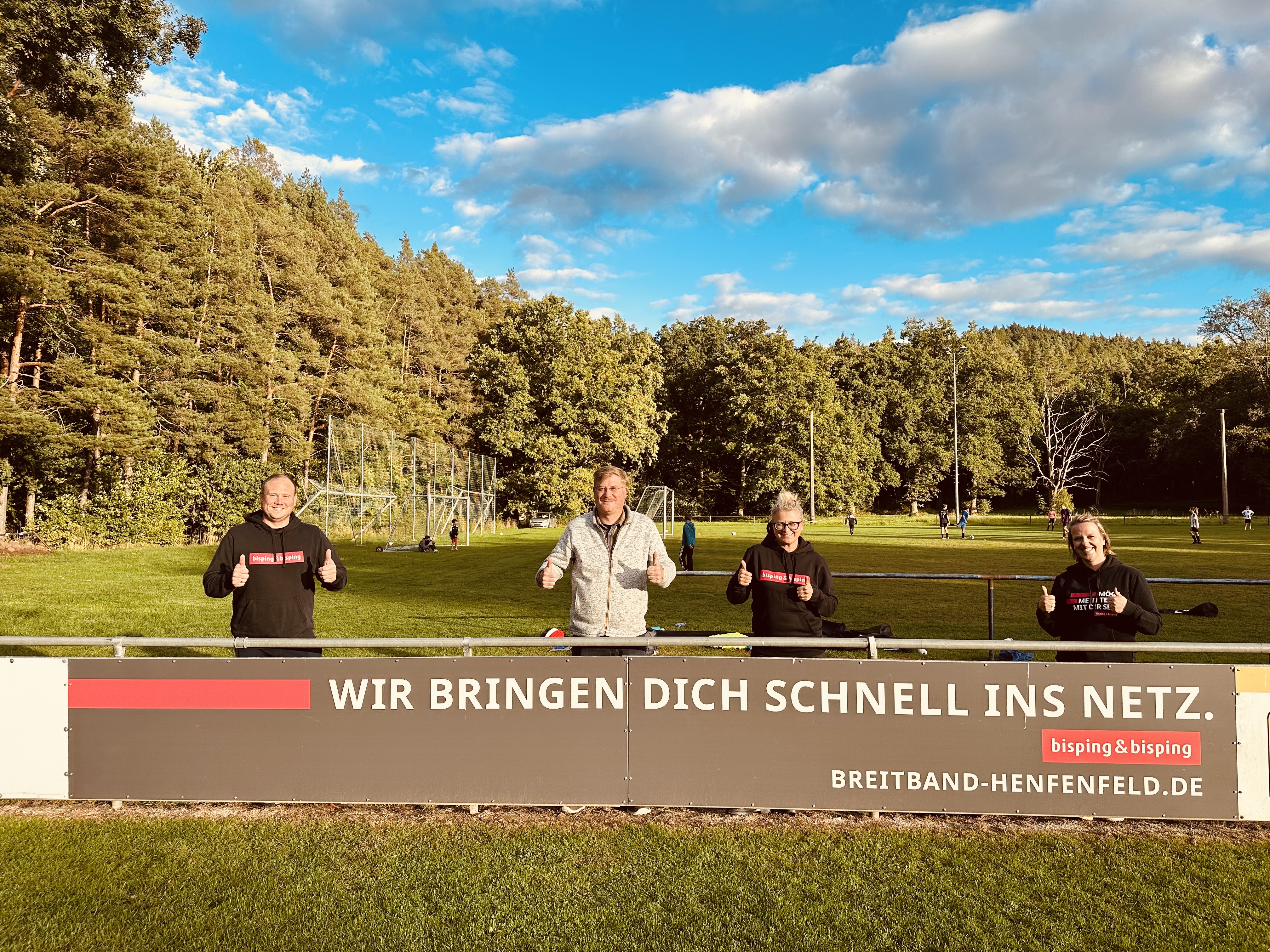 V.l.n.r.: Ingo Bauer (bisping & bisping), Holger Bayer (Vorstand SV Henfenfeld), Susi Bisping (bisping & bisping), Susan Bauer (bisping & bisping)