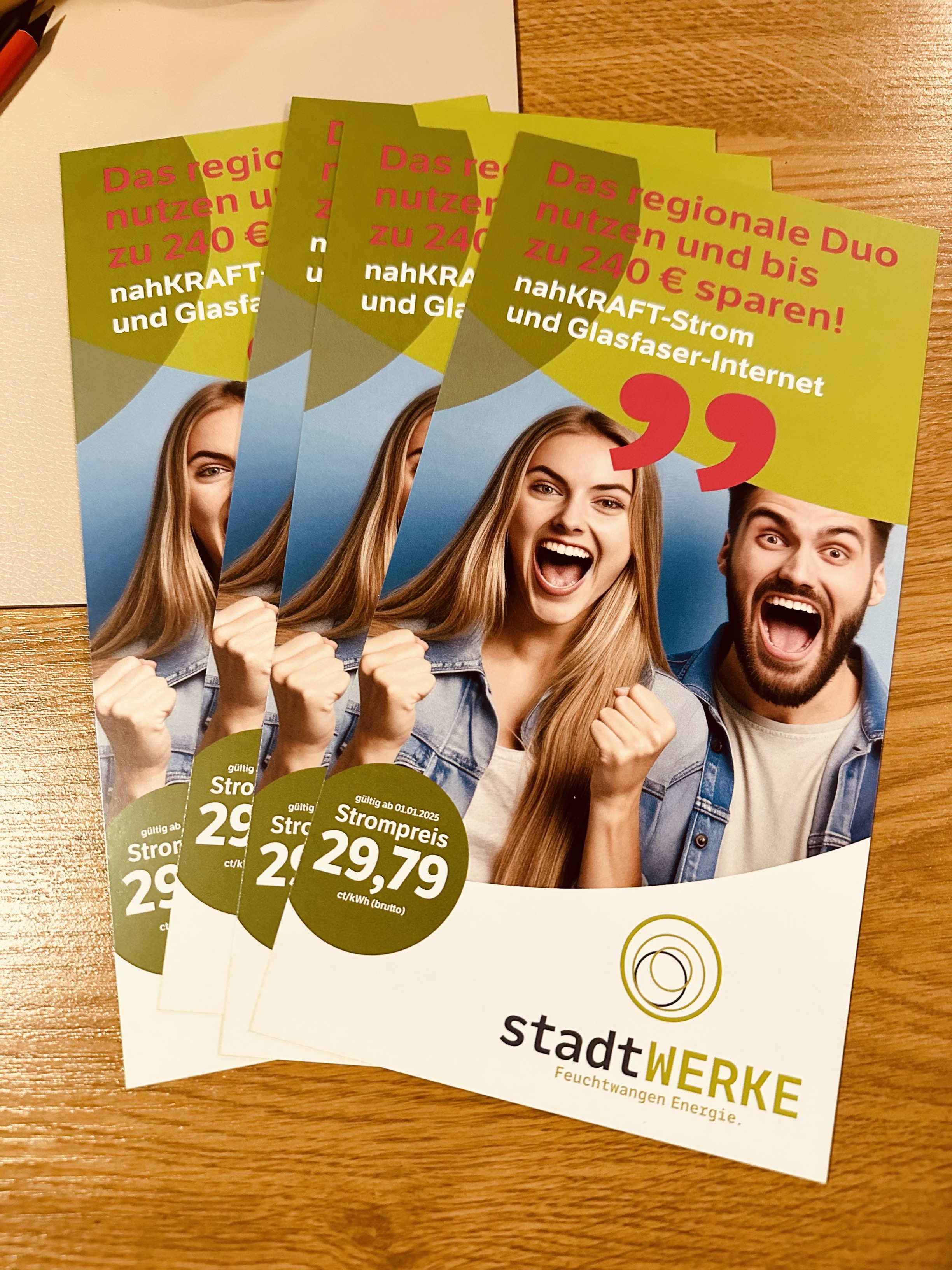 Bürgerdialog zur Energiezukunft: Informationsprospekte auf der Dialogveranstaltung in Herrieden diskutieren über Glasfaser-Internet und nachhaltige Stromversorgung