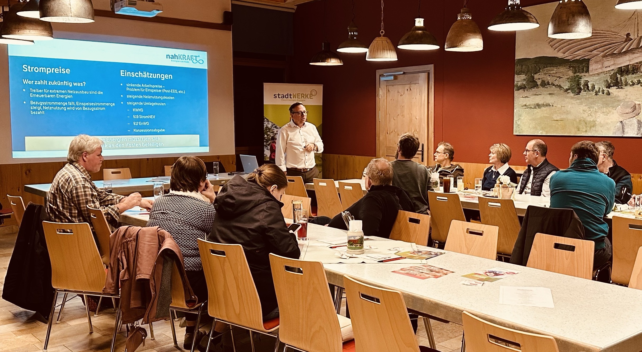 Bürgerdialog zur Energiezukunft: Teilnehmer der Dialogveranstaltung in Herrieden diskutieren über Glasfaser-Internet und nachhaltige Stromversorgung.