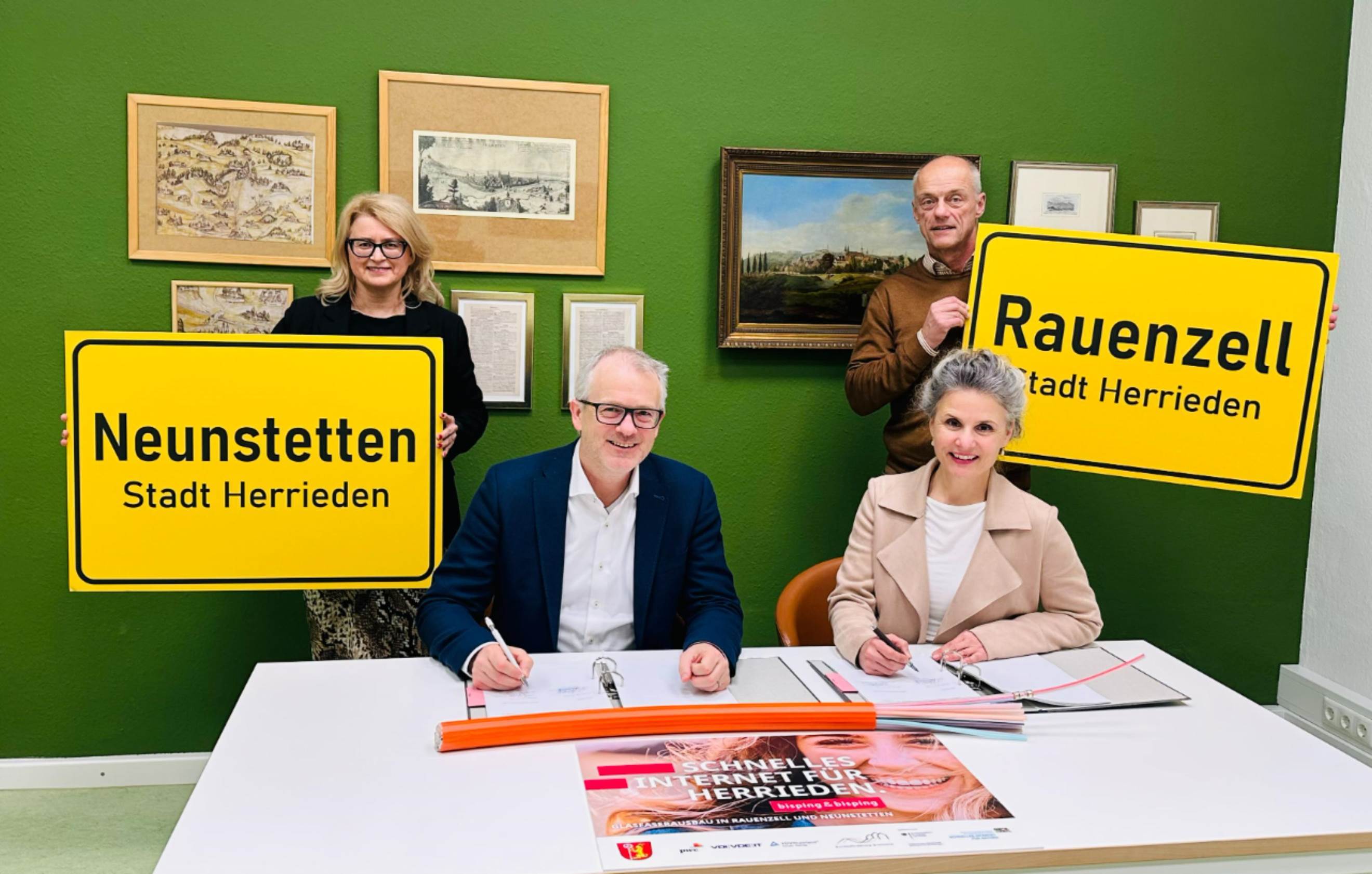 v.l.n.r.: Susi Bisping (Strategische Gebietsentwicklung, bisping & bisping), Johannes Bising (CEO, bisping & bisping), Dorina Jechnerer (erste Bürgermeisterin der Stadt Herrieden), Ralph Meyer (Kämmerei / Amtsleitung Finanzverwaltung Stadt Herrieden)  Foto: Stadt Herrieden