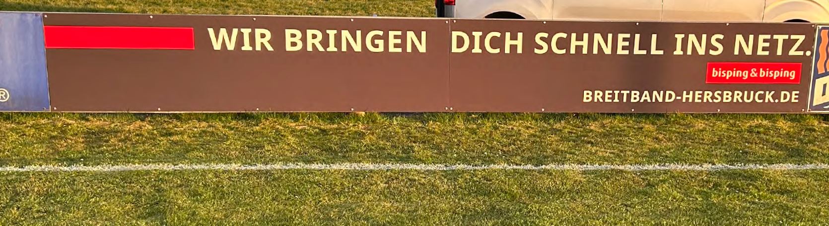 Bisping & Bisping-Werbebande am Spielfeldrand des SV Altensittenbach in Hersbruck – sichtbares Sponsoring im Rahmen des Glasfaserausbaus durch die Kooperation mit der HEWA.