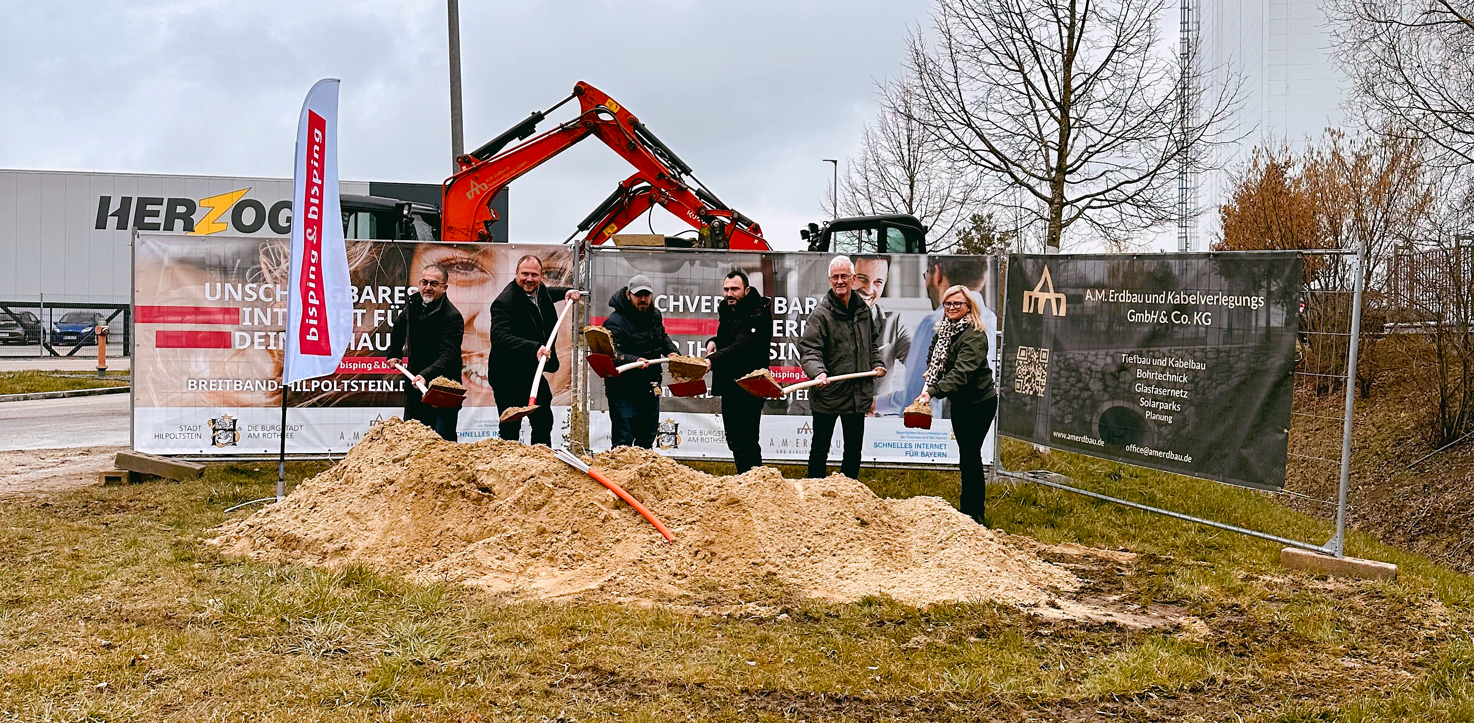 Spatenstich für den Glasfaserausbau in Hilpoltstein: Rebaz Tofik (Bauleitung, bisping & bisping) Ingo Bauer (Projektleitung, bisping & bisping)  Andrei Latcu (A. M. Erdbau und Kabelverlegung) Alex Muntean (A. M. Erdbau und Kabelverlegung) Markus Mahl (Erster Bürgermeister der Stadt Hilpoltstein) Susi Bisping (strategische Gebietsentwicklung, bisping & bisping) Foto: bisping & bisping