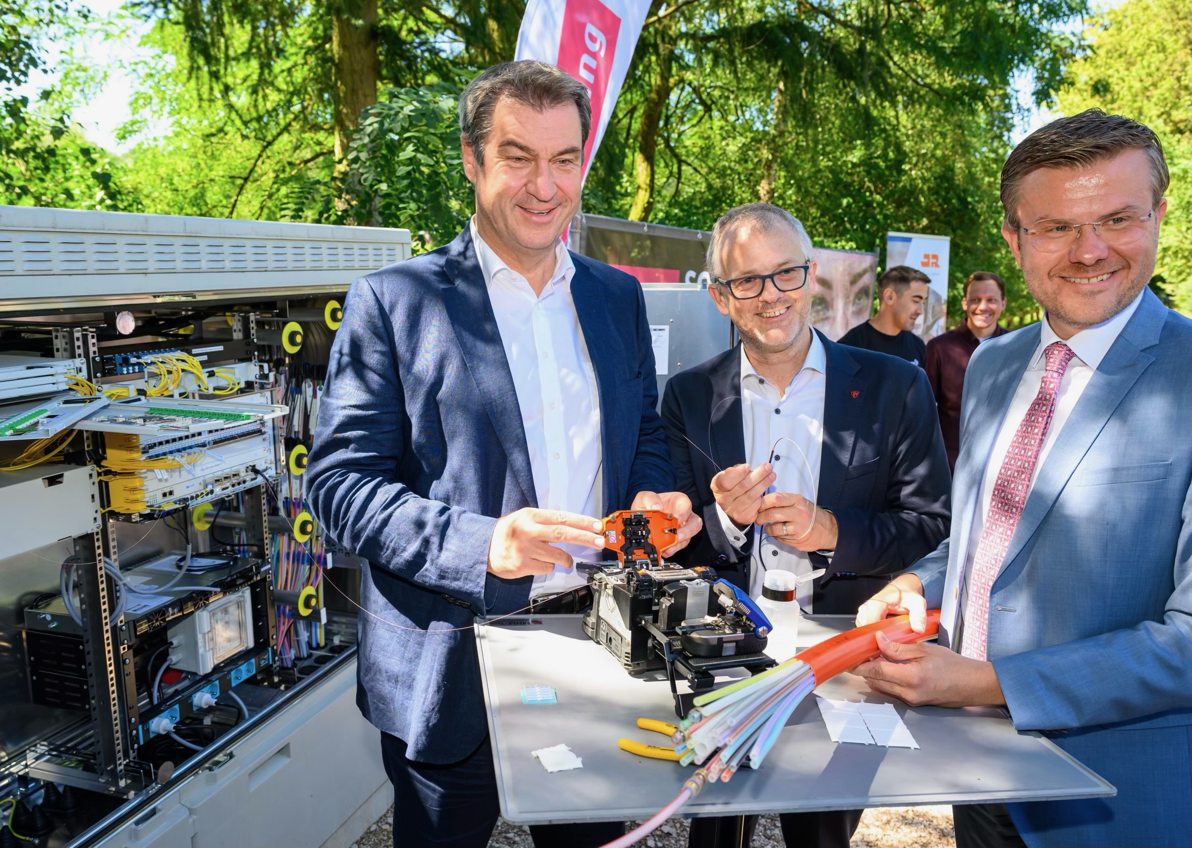 Offizielle Inbetriebnahme des Glasfasernetzes in Nürnberg-Birnthon: Bürgermeister Marcus König, Wirtschaftsreferent Dr. Michael Fraas, Ministerpräsident Dr. Markus Söder und Vertreter von Bisping & Bisping feiern den erfolgreichen Abschluss des Breitbandausbaus im kleinsten Stadtteil Nürnbergs.