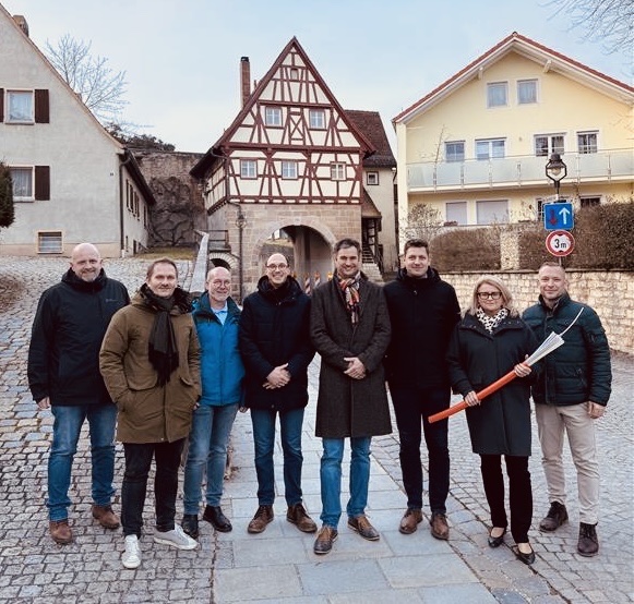 v.l.n.r.: Martin Dorn (Leitung Infrastruktur, bisping & bisping) Jürgen Grünbeck (Projektplanung, Fiber Concept) Christian Weber (stellv. Projektleitung, Fiber Concept) Alexander Grünberger (Projektleitung, Fiber Concept) Florian Frank (Geschäftsführung, Fiber Concept) Stefan Frühwald (Erster Bürgermeister Markt Pleinfeld) Susi Bisping (strategische Gebietsentwicklung, bisping & bisping) Christian Rotter (Geschäftsleitung, Markt Pleinfeld) Foto: Leonie Kandsperger/Fiber Concept