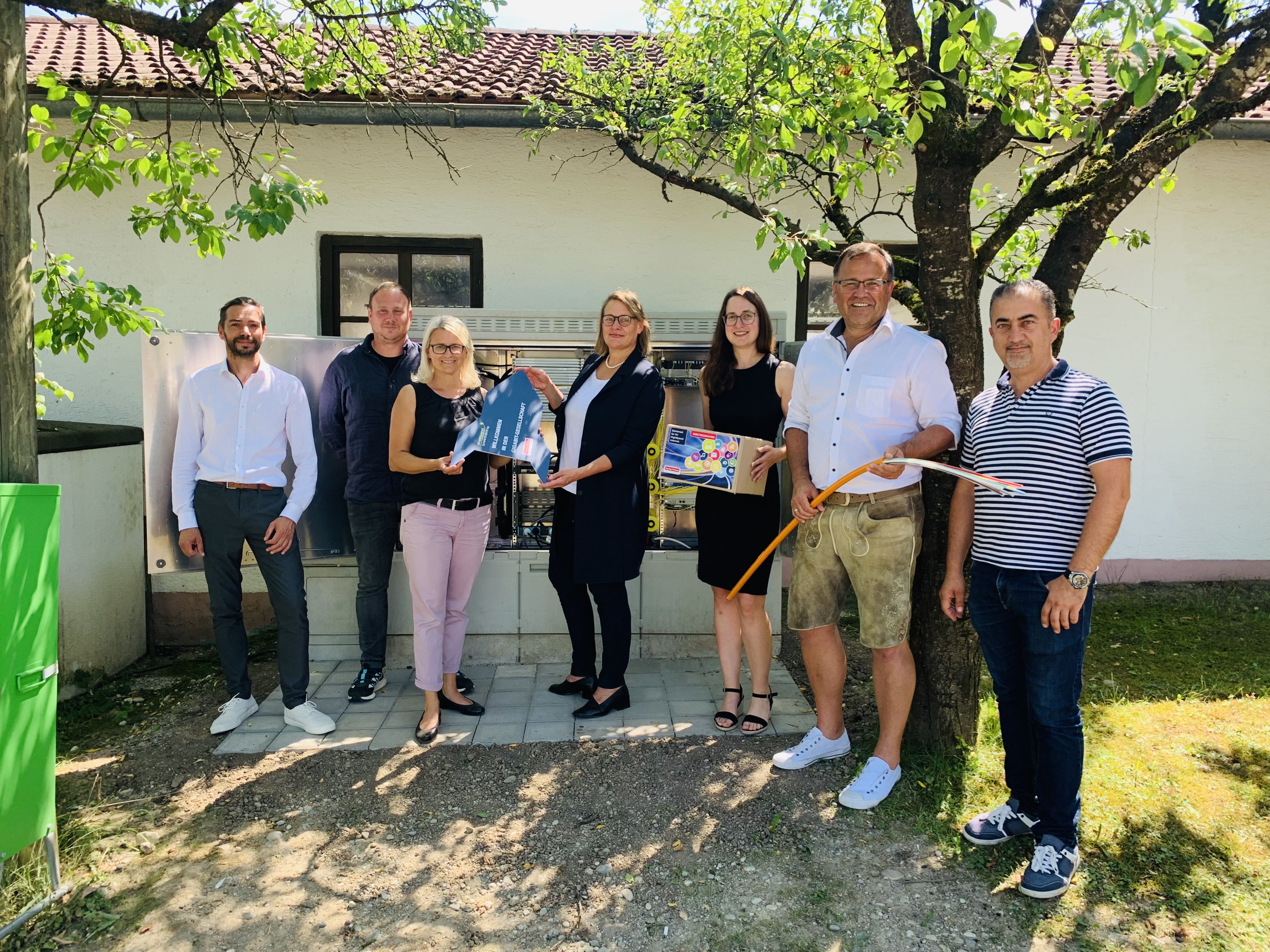 Offizielle Inbetriebnahme des Glasfasernetzes in Steinhöring am 20. Juli 2022: Erste Bürgermeisterin Martina Lietsch, Susi Bisping (Leitung Breitband bei Bisping & Bisping), Projektleiter Ingo Bauer, Christian Erler (THB Tief- und Hausbau GmbH), Kerstin Schönfelder (Gemeinde Steinhöring), Rainer Staar (Staar & Schmitt Consulting GmbH) und Rebaz Tofik (Infrastruktur bei Bisping & Bisping) feiern gemeinsam den erfolgreichen Abschluss des Breitbandausbaus in 29 Ortsteilen.