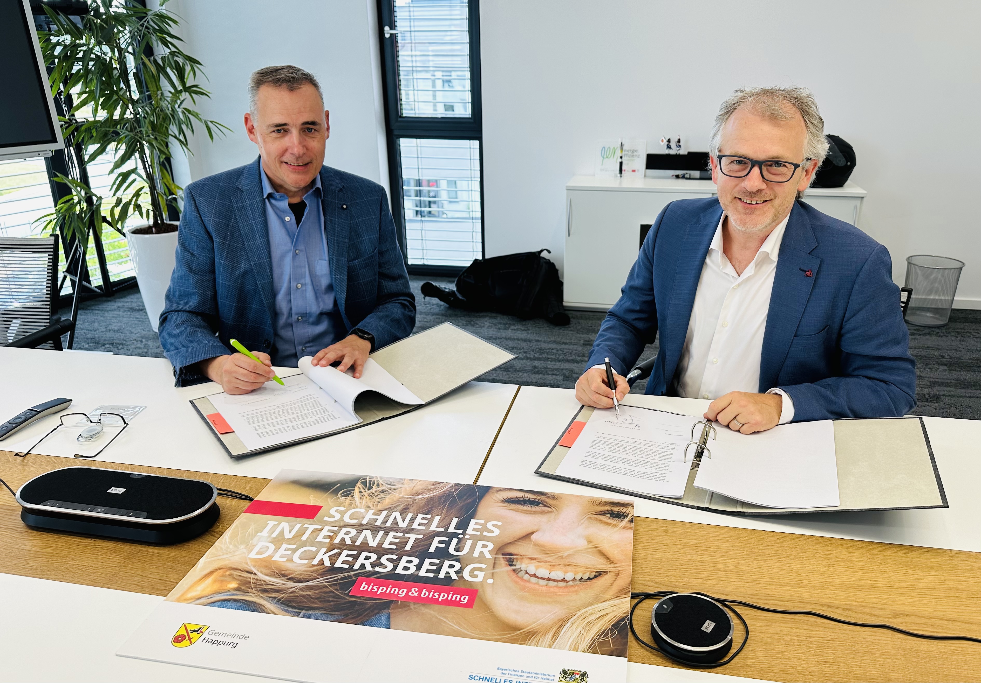 Vertragsunterzeichnung zum Glasfaserausbau in Deckersberg am 17. Juli 2023: Bürgermeister Bernd Bogner und Johannes Bisping (Bisping & Bisping) besiegeln den Start des FTTH-Projekts im Rahmen der bayerischen Gigabitrichtlinie.