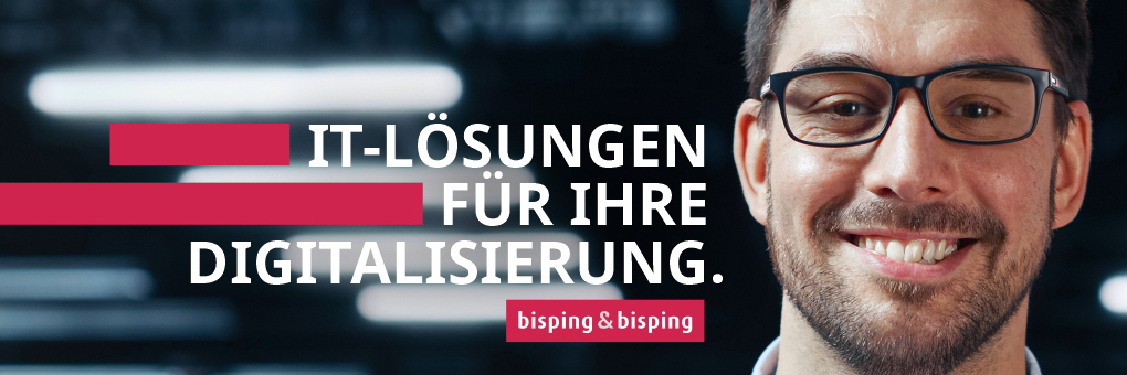 Lächelnder IT-Mitarbeiter mit Brille vor modernem Hintergrund – Symbolbild für individuelle Digitalisierungslösungen von Bisping & Bisping